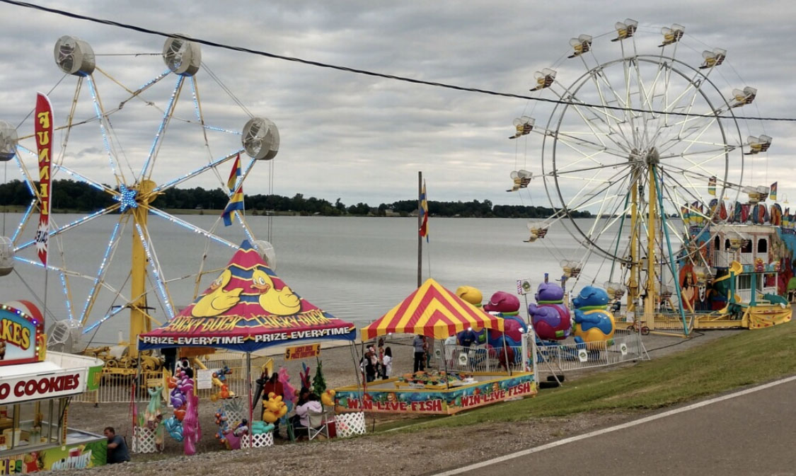 Johnson Brothers Carnivalk by the lake